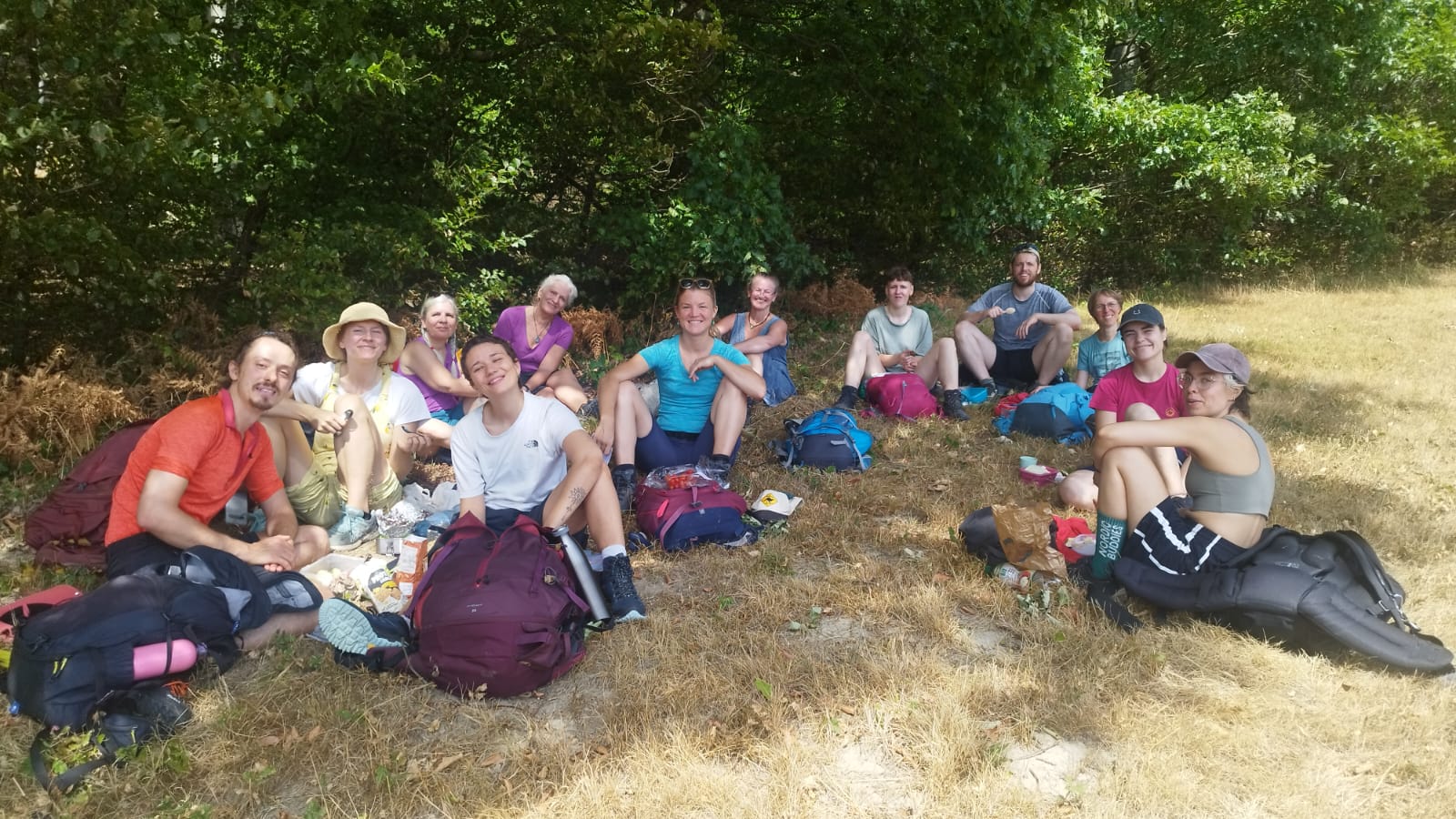 Wandergruppe von MINIzuFuß bei der Wanderpause im Wald