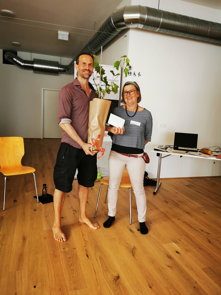 Geschenkübergabe an Roland Wytek-GartenderGenerationen