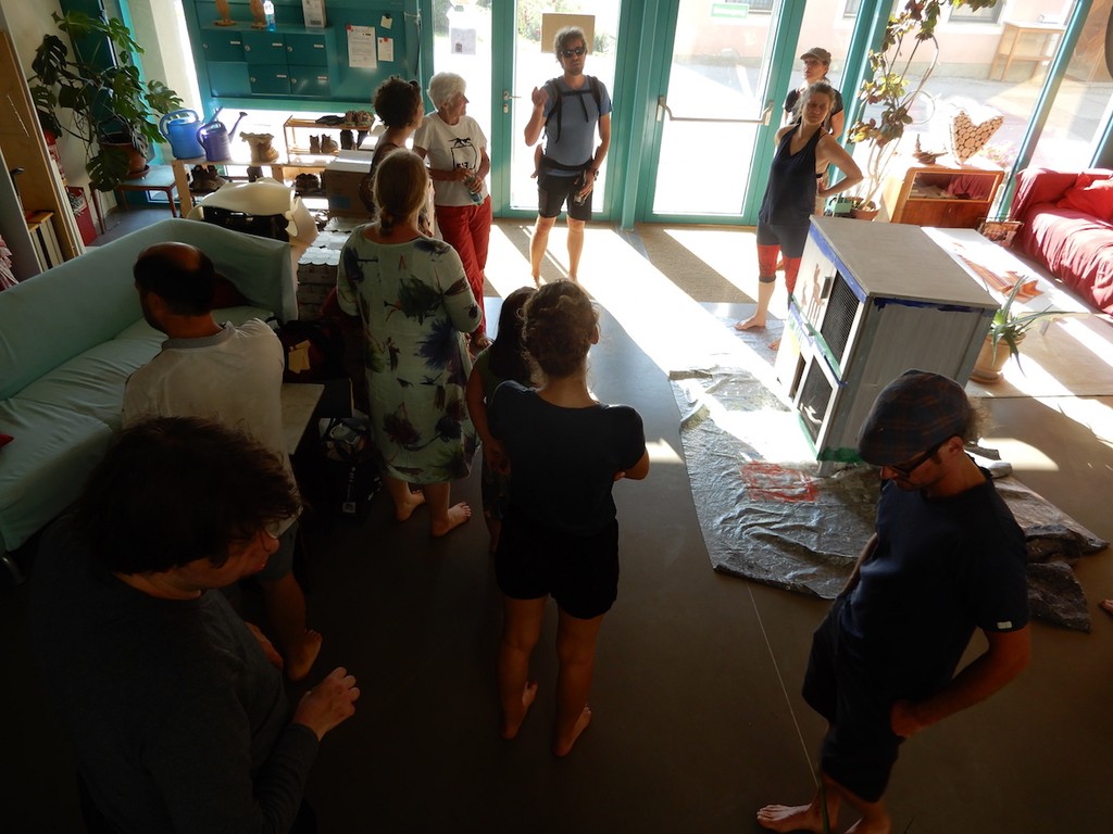 Personengruppe von Oben im Eingangsraum eines Wohnhauses